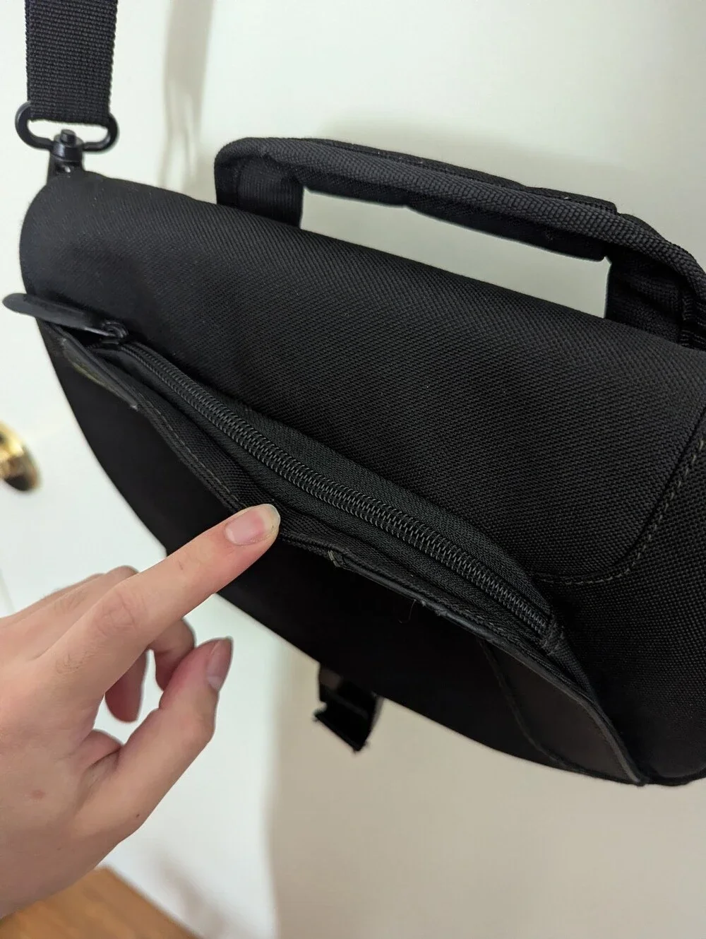 Targus Small Tablet Messenger Travel Bag Crossbody Straps Handle Great Condition